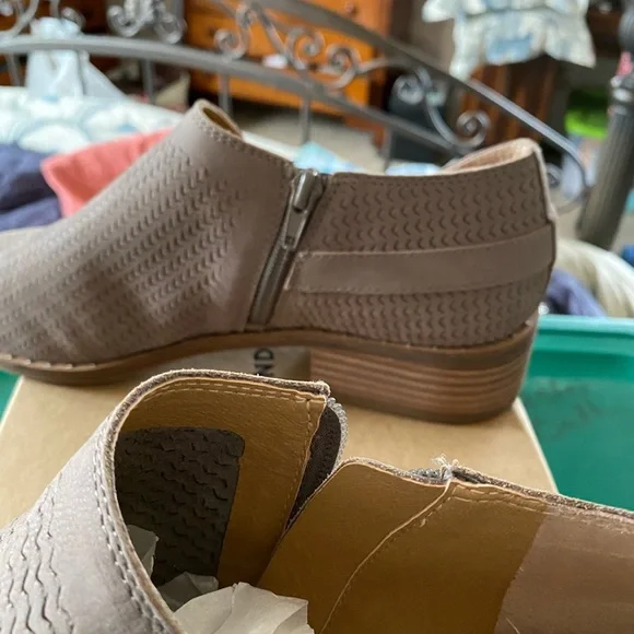 Lucky Brand Shoes - Picture 4 of 5